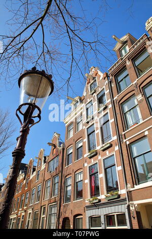 Krumm und farbenfrohe historische Gebäude, entlang Bloemgracht Kanal im Jordaan, Amsterdam, Niederlande Stockfoto