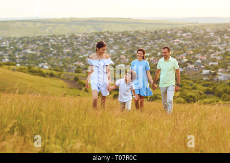 Happy Family ist Spaß rund um das Feld. Stockfoto