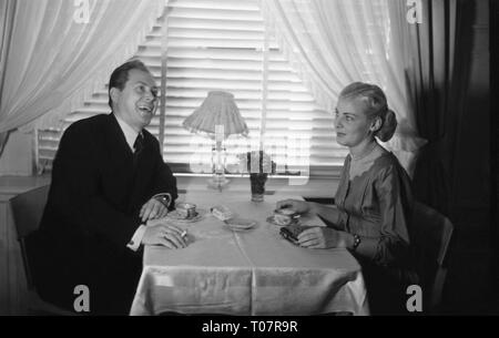 Leute, Paare, Paar im Restaurant, in der Szene, 1950er Jahre, Additional-Rights - Clearance-Info - Not-Available Stockfoto