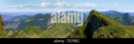 Alpine Blick auf Berge, Felsen, Wege, Wälder und Berge rund um den Genfer See in der Schweiz. Stockfoto