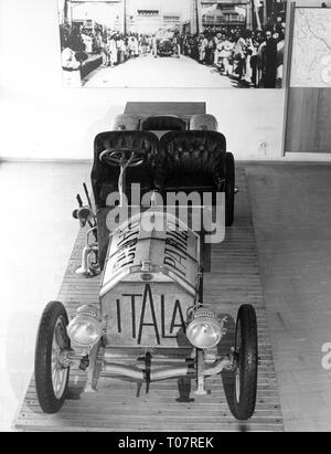 Verkehr/Transport, Auto, Fahrzeug Varianten, Itala 35/45 PS, Auto der Fahrt von Peking nach Paris von Scipione Borghese und Ettore Guizzardi, 1907, Ansicht von vorne oben, Automobile Museum Turin, Italien, 1960er Jahre, Additional-Rights - Clearance-Info - Not-Available Stockfoto