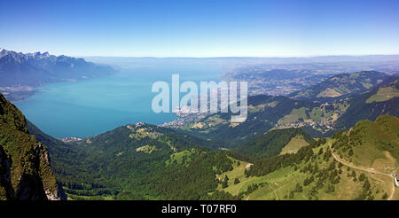 Alpine Blick auf Berge, Felsen, Wege, Wälder und Berge rund um den Genfer See in der Schweiz. Stockfoto