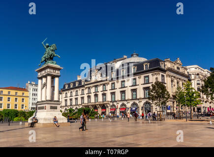 Statue von Vercingetorix von Bildhauer Bartholdi in Place de Jaude, Clermont-Ferrand, Puy-de-Dome, Auvergne, Frankreich. Stockfoto