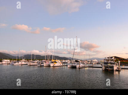 Atmosphärische Blick auf Cairns Marina bei Sonnenuntergang, Far North Queensland, FNQ, QLD, Australien Stockfoto