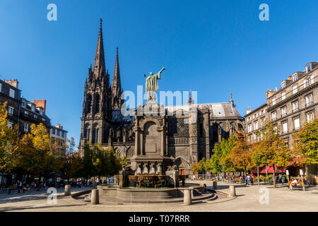 Statue von Urbain II, Kathedrale Notre-Dame-de-l'Assomption, Kathedrale von Clermont Ferrand, Puy de Dome, Auvergne, Frankreich Stockfoto