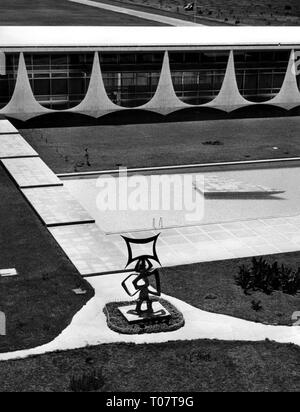 Geographie/Reisen, Brasilien, Städte, Brasilia, Residenz des Präsidenten, Palast der Morgenröte (Palacio da Coruja), gebaut 1958, von Oscar Niemeyer, (1907-2012), Außenansicht, über Parkway, 1960er Jahre, Stadt, Architektur, Avantgarde, Vanguard, Brunnen, UNESCO, Weltkulturerbe, Skulptur, SOAM,, Additional-Rights - Clearance-Info - Not-Available Stockfoto