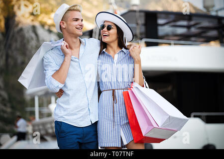 Schöne liebevolle Paar Durchführung Einkaufstüten und gemeinsam genießen. Stockfoto