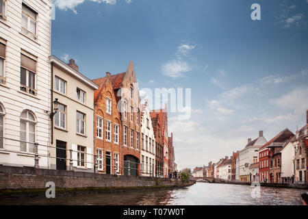 Blick auf den Kanal und farbenfrohen traditionellen Häuser gegen bewölkt blauer Himmel Stockfoto