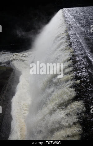 Wasser überlaufen Die 37 m (122 ft) Caban-coch Damm in der Elan Valley, Powys, Wales, UK. Stockfoto