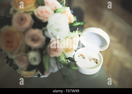 Zwei goldene Hochzeit Ringe isoliert Hintergrund Konzept Stockfoto