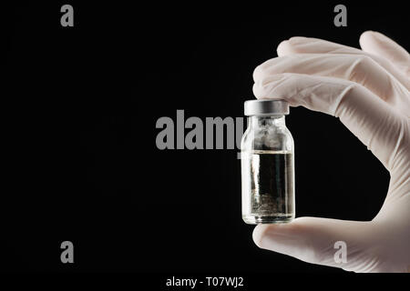 Durchstechflasche mit Penicillin auf Schwarz Stockfoto