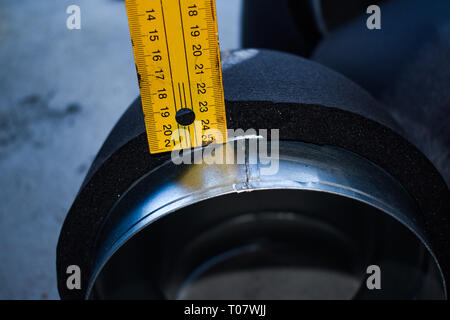 Metering Wandstärke aus verzinktem Stahl Leitung auf Baustellen vor der Installation Stockfoto