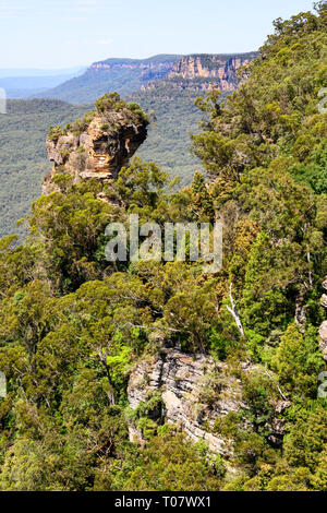 Felsformation von einem Aussichtspunkt mit Blick auf das Jamison Tal bei Katoomba, Blue Mountains National Park, New South Wales, Australien gesehen. Stockfoto