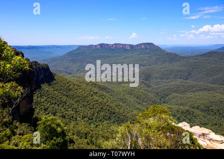 Montieren Sie einsam, in den Blue Mountains Nationalpark, von Allambie Lookout, Katoomba gesehen, New South Wales, Australien. Stockfoto