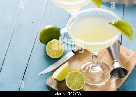 Margarita Cocktails mit Limette im Glas auf Blau Holztisch Stockfoto