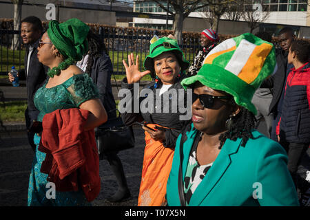 Damen in der Irischen traditionellen hohen Hüte feiern St. Patrics Tag auf einer Parade Stockfoto