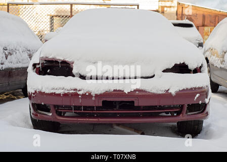 Vor verlassenes Auto mit Schnee bedeckt Stockfoto