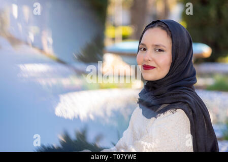 Porträts, sehr schönes Modell in Park posiert, muslimische Frauen sind sehr schön. Stockfoto