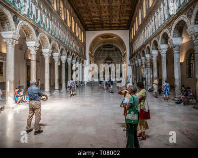 Italien, Emilia Romagna, Ravenna, Sant Apollinare Nuovo Basilika, Innenansicht Stockfoto