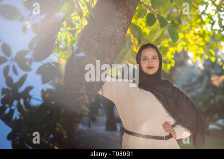 Porträts, sehr schönes Modell in Park posiert, muslimische Frauen sind sehr schön. Stockfoto