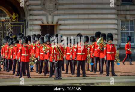 Band, den Wachwechsel, Buckingham Palace, London, England, Grossbritannien Stockfoto