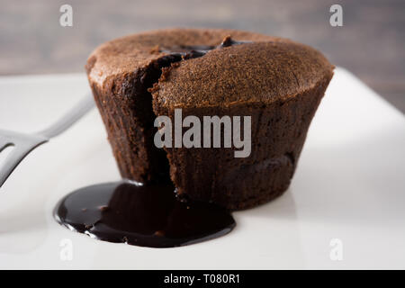 Coulant Schokoladenkuchen auf hölzernen Tisch Stockfoto