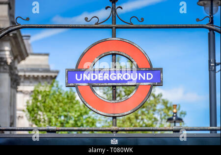 Schild, der U-Bahn Station, Westminster, London, England, Grossbritannien Stockfoto