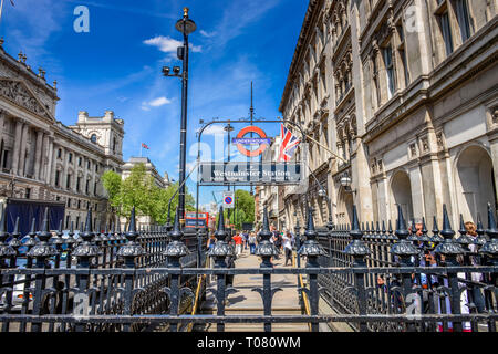 Schild, der U-Bahn Station, Westminster, London, England, Grossbritannien Stockfoto