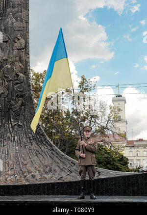 Lemberg, Ukraine - 24. August 2018: Ukrainische Independence Day. Senior in Uniform holding National Flagge Stockfoto