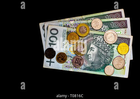 100 Zloty Rechnungen und Polen groszy Münzen. Polnische Papier hundert Währung Gelder auf schwarzem Hintergrund, Ansicht von oben Stockfoto