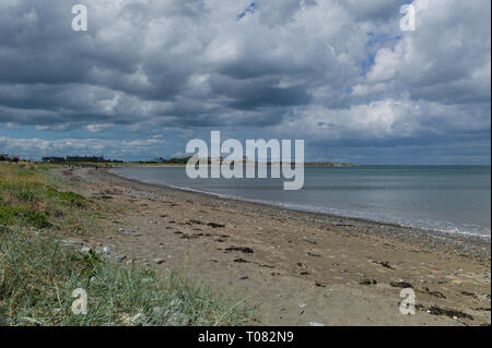 Ein Blick auf die Schären, Dublin, Irland, mit Strand, Meer und Himmel Stockfoto