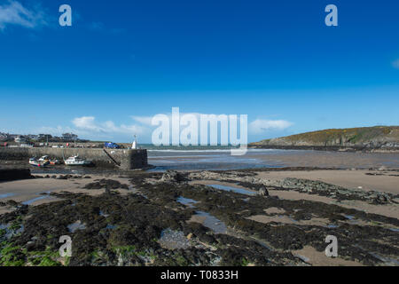 Cemaes Bay, einem Dorf an der Nordküste von Anglesey in Wales. Es ist das nördlichste Dorf in Wales. Stockfoto