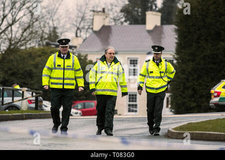 Der stellvertretende Polizeichef Mark Hamilton (links) der PSNI, Nigel Ruddell (Mitte) des Nordirland Krankenwagen, und Betriebsleiter Mike Baird, District Commander für PSNI Mid-Ulster, am Greenvale Hotel in Cookstown, Co Tyrone, in Nordirland, wo drei junge Menschen an einer Partei, war im Hotel auf St. Patrick's Day Abend bewirtet wird gestorben sind. Stockfoto