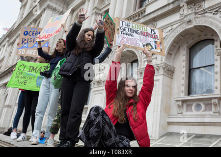 Von schwedischen Teenager Greta Thunberg Inspiriert von der Jugend Streik 4 Klima organisiert, Britische umweltbewusste Schule und Hochschule - Alter Schüler Protest über den Klimawandel Untätigkeit in Whitehall während ihrer Arbeitsniederlegung aus Klassen, die am 15. März 2019, in Westminster, London, England. Stockfoto