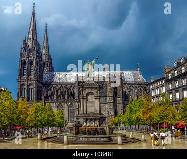 Statue von Urbain II, Cathedrale Notre-Dame-de-l ' Assomption, Kathedrale von Clermont-Ferrand, Puy de Dome, Auvergne, Frankreich Stockfoto