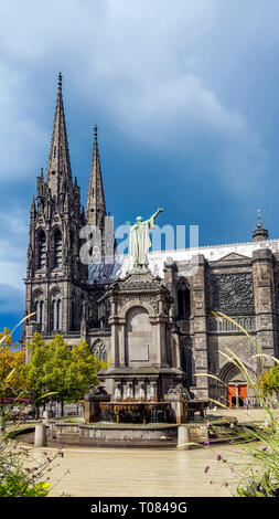 Statue von Urbain II, Cathedrale Notre-Dame-de-l ' Assomption, Kathedrale von Clermont-Ferrand, Puy de Dome, Auvergne, Frankreich Stockfoto