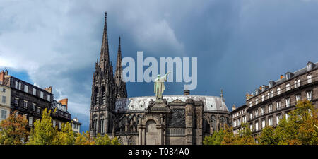 Statue von Urbain II, Cathedrale Notre-Dame-de-l ' Assomption, Kathedrale von Clermont-Ferrand, Puy de Dome, Auvergne, Frankreich Stockfoto