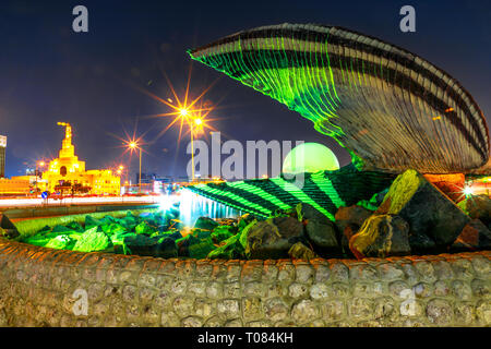 Doha, Katar - Februar 23, 2019: Nahaufnahme von berühmten Oyster und Pearl Denkmal mit Springbrunnen an der Corniche am Anfang des Dhow Hafens. Fanar Islamischen Stockfoto