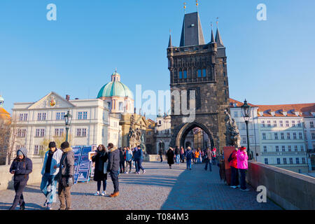 Die Karlsbrücke, Altstädter Brückenturm und Charles Brücke Museum, Prag, Tschechische Republik Stockfoto