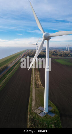 In der Nähe der Windenergieanlage. Wea von Luftbild - Nachhaltige Entwicklung, Umwelt freundlich. Wind mühlen während der hellen Sommertag. Windmühle. Ag Stockfoto