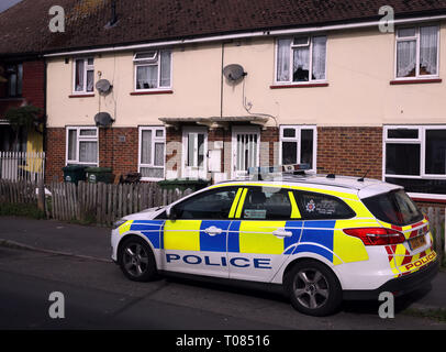 Polizei in Viola Avenue in Stanwell, Surrey, wo sie untersucht, sind ein Stechen, in dem ein Mann bluffed mit einem Baseballschläger und Messer während Hurling rassistischen Mißbrauch. Stockfoto