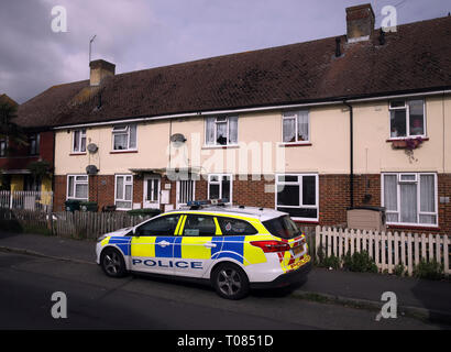 Polizei in Viola Avenue in Stanwell, Surrey, wo sie untersucht, sind ein Stechen, in dem ein Mann bluffed mit einem Baseballschläger und Messer während Hurling rassistischen Mißbrauch. Stockfoto