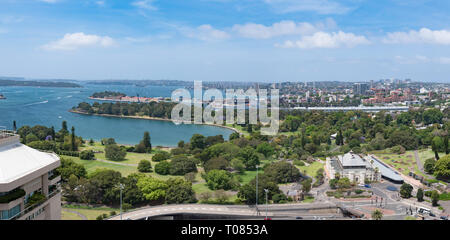 Blick auf das Sydney Conservatorium of Music und die Royal Botanic Gardens und dann auf Farm Cove und den Greater Sydney Harbour (Hafen) Stockfoto