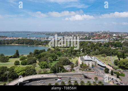 Blick auf das Sydney Conservatorium of Music und die Royal Botanic Gardens und dann auf Farm Cove und den Greater Sydney Harbour (Hafen) Stockfoto