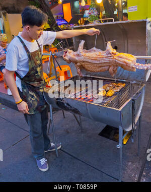 Krokodil grillen, Khaosan Road, Banglamphu, Bangkok, Thailand Stockfoto