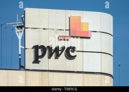 PWC-Logo, Zeichen, Price Waterhouse Coopers, Valencia, Spanien Stockfoto