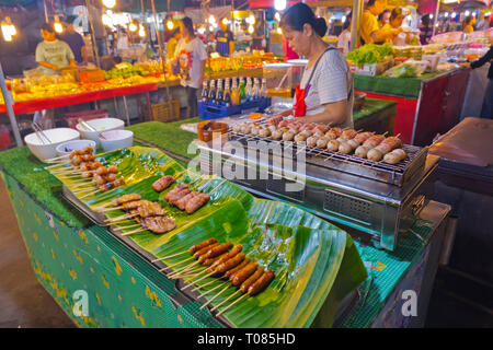 Sai krok Isan, Thai Würstchen, Star Night Bazaar, der Nachtmarkt, Rayong, Thailand Stockfoto