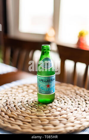 Editorial - 250 ml Glas San Pellegrino natürliches Mineralwasser Flasche auf einem Tisch mit Tageslicht. Mineralwasser. Istanbul/Türkei 16/03/2019 Stockfoto