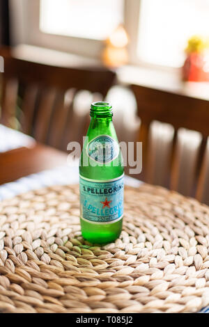 Editorial - 250 ml Glas San Pellegrino natürliches Mineralwasser Flasche auf einem Tisch mit Tageslicht. Mineralwasser. Istanbul/Türkei 16/03/2019 Stockfoto