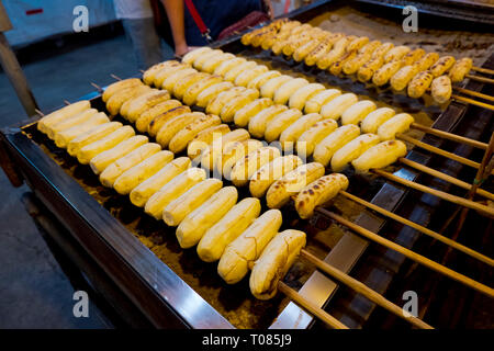 Würstchen auf dem Grill, Star Night Bazaar, der Nachtmarkt, Rayong, Thailand Stockfoto